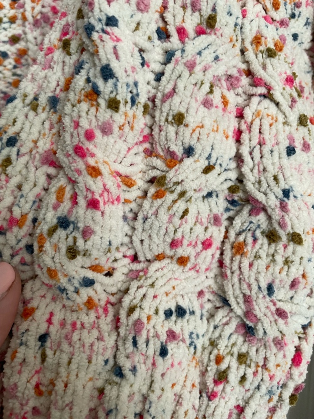 Moon & Madison Women’s Small Cozy Speckled Cream Cable-Knit Cropped Sweater - Picture 5 of 7